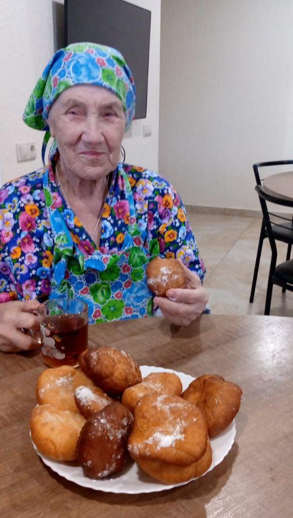 В резиденции Рада снова праздник вкуса — бабушки приготовили очередной кулинарный шедевр: ароматные, румяные пончики В резиденции Рада снова праздник вкуса — бабушки приготовили очередной кулинарный шедевр: ароматные, румяные пончики