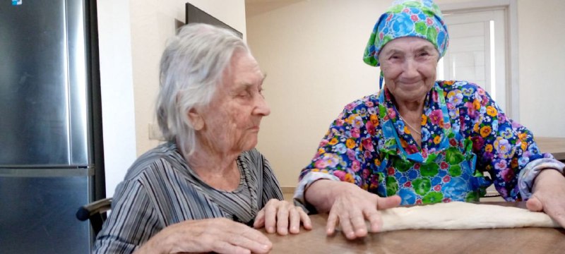 В резиденции Рада снова праздник вкуса — бабушки приготовили очередной кулинарный шедевр: ароматные, румяные пончики В резиденции Рада снова праздник вкуса — бабушки приготовили очередной кулинарный шедевр: ароматные, румяные пончики