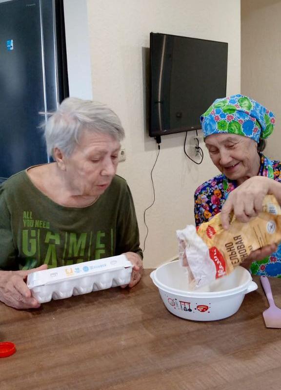 В резиденции Рада снова праздник вкуса — бабушки приготовили очередной кулинарный шедевр: ароматные, румяные пончики В резиденции Рада снова праздник вкуса — бабушки приготовили очередной кулинарный шедевр: ароматные, румяные пончики