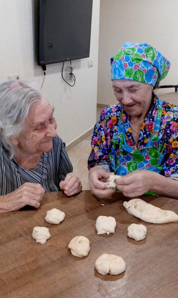В резиденции Рада снова праздник вкуса — бабушки приготовили очередной кулинарный шедевр: ароматные, румяные пончики В резиденции Рада снова праздник вкуса — бабушки приготовили очередной кулинарный шедевр: ароматные, румяные пончики