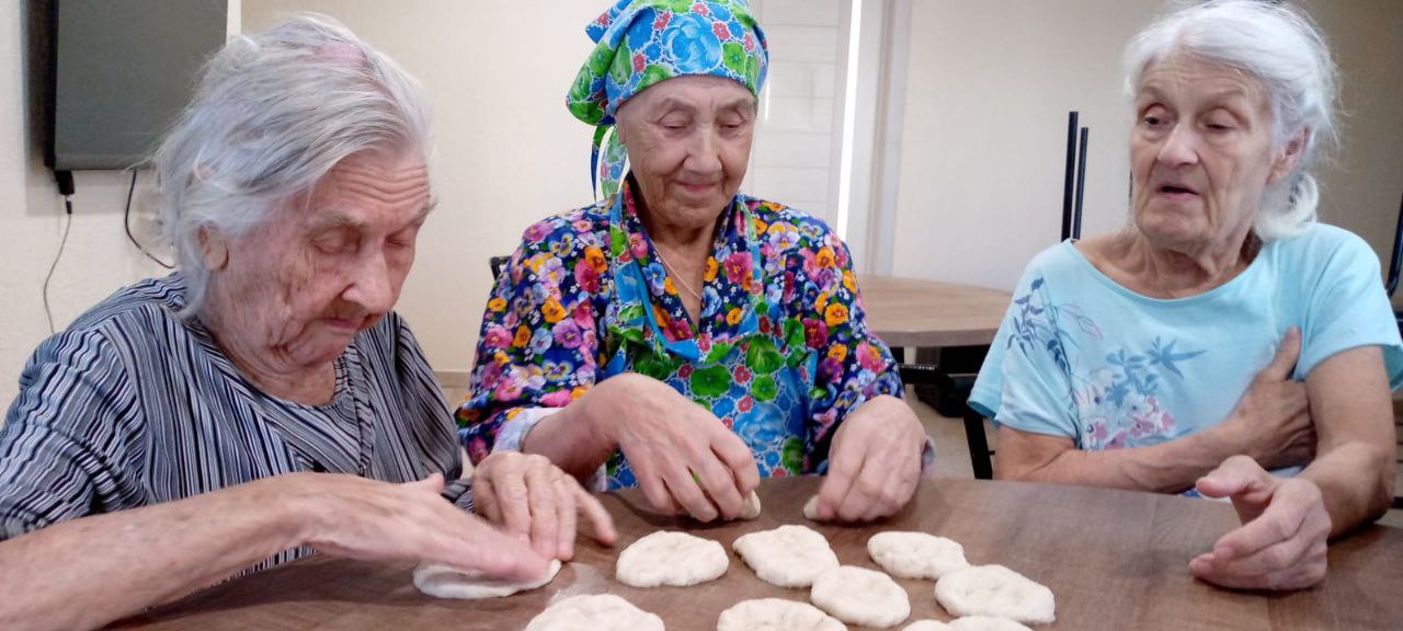 В резиденции Рада снова праздник вкуса — бабушки приготовили очередной кулинарный шедевр: ароматные, румяные пончики В резиденции Рада снова праздник вкуса — бабушки приготовили очередной кулинарный шедевр: ароматные, румяные пончики