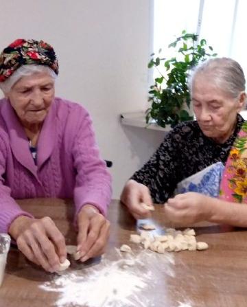 В Резиденции «Рада» на ул. Щукина лепили вареники В Резиденции «Рада» на ул. Щукина лепили вареники