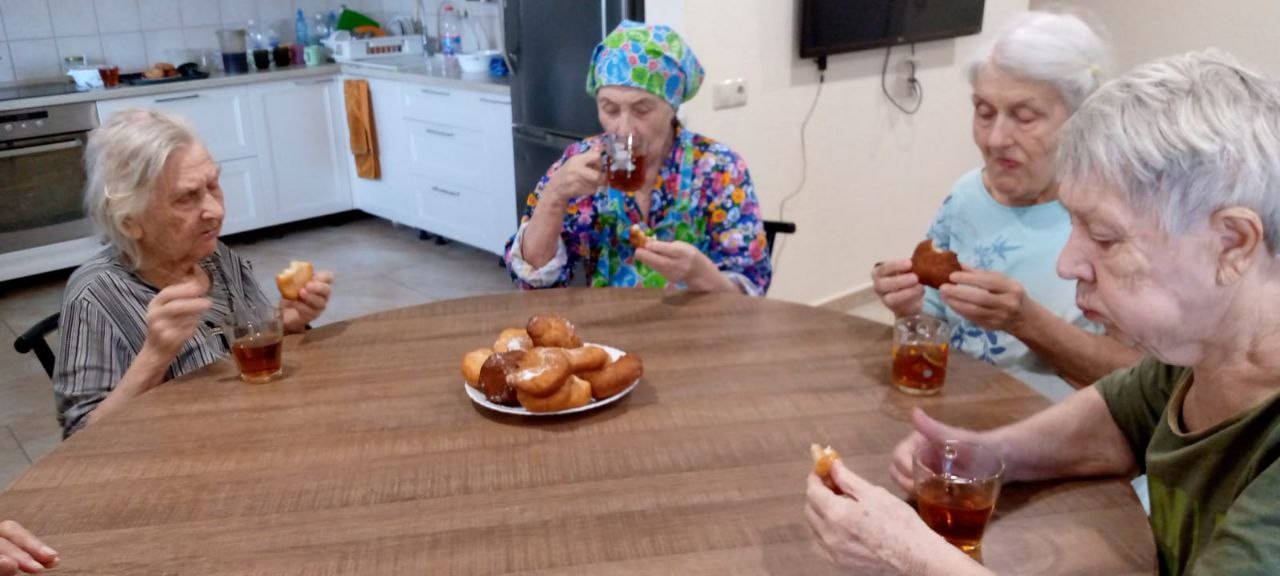 В резиденции Рада снова праздник вкуса — бабушки приготовили очередной кулинарный шедевр: ароматные, румяные пончики В резиденции Рада снова праздник вкуса — бабушки приготовили очередной кулинарный шедевр: ароматные, румяные пончики