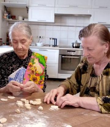 В Резиденции «Рада» на ул. Щукина лепили вареники В Резиденции «Рада» на ул. Щукина лепили вареники